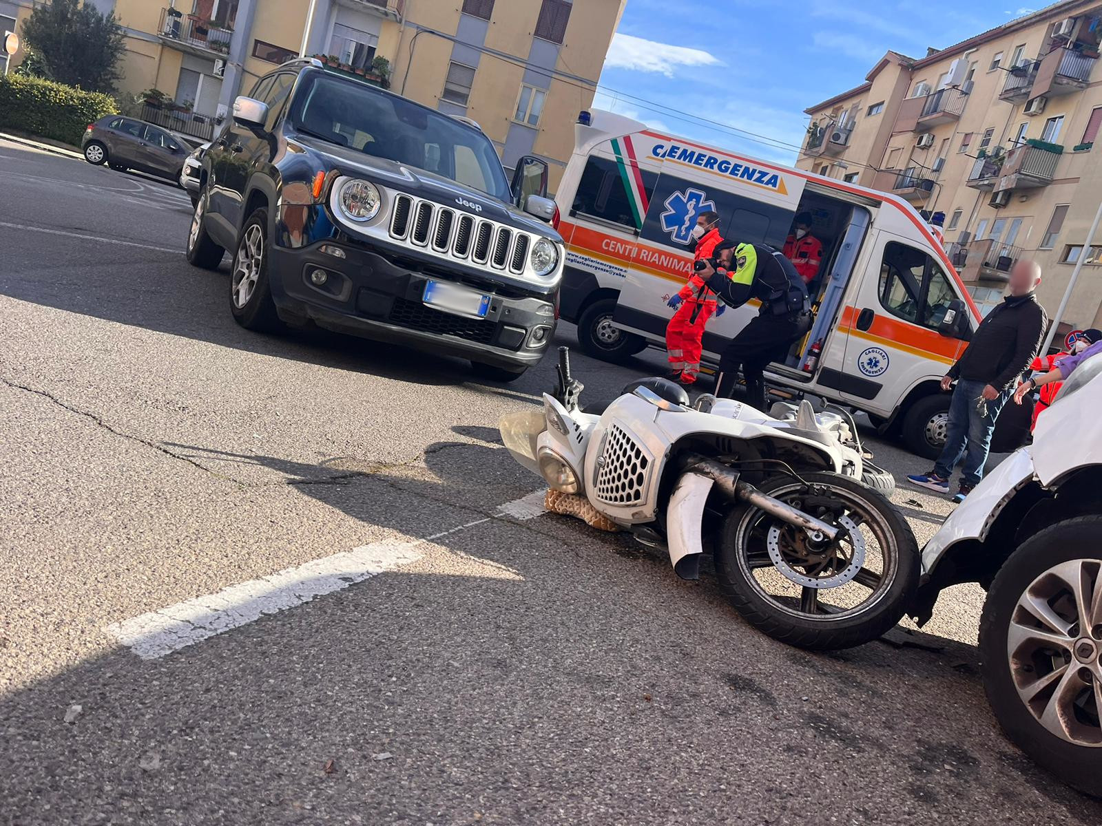 Cagliari, schianto auto-moto in via del Seminario: 80enne finisce all’ospedale