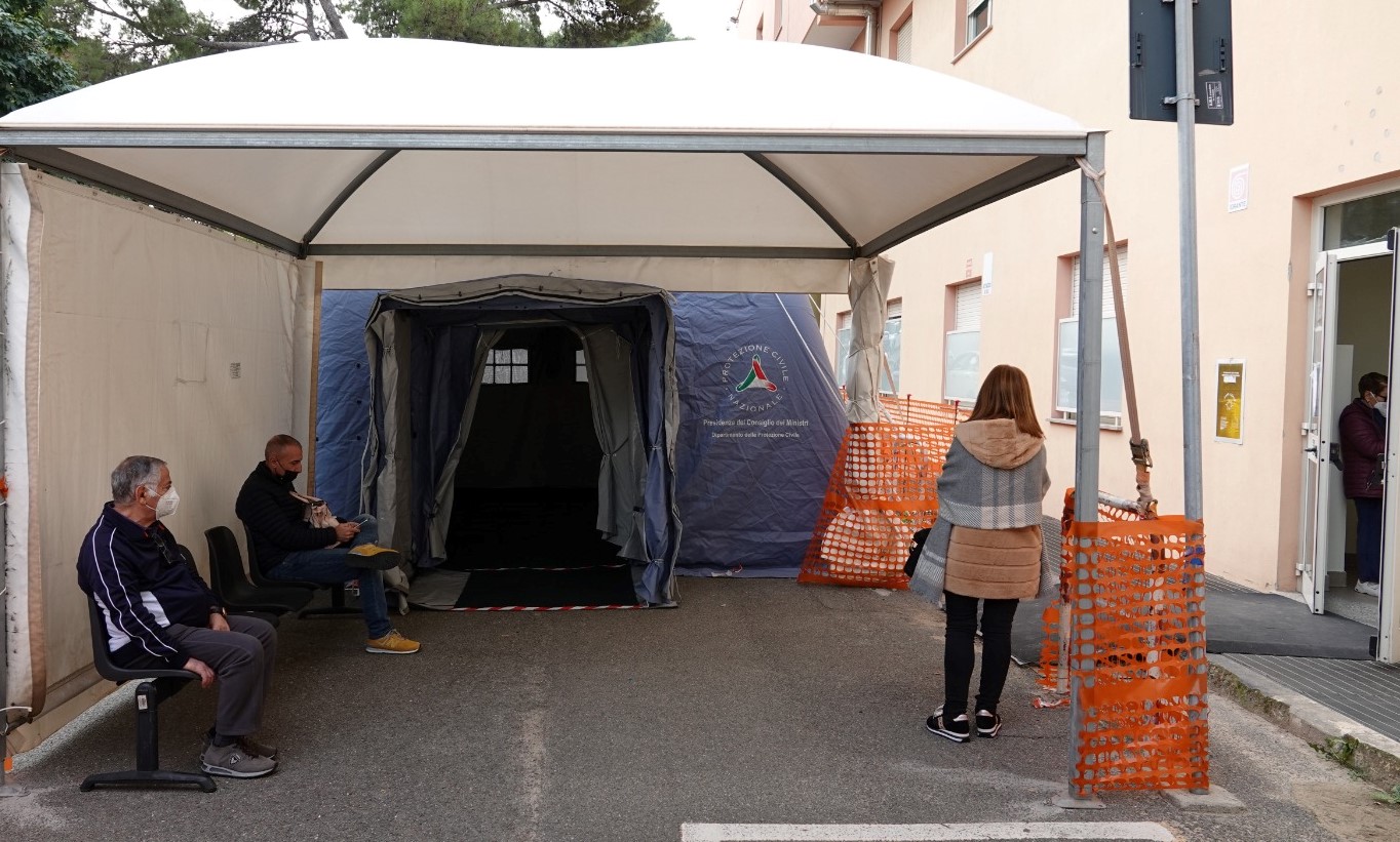 Mano tesa ai pazienti più fragili all’ospedale Binaghi: ecco la tensostruttura climatizzata