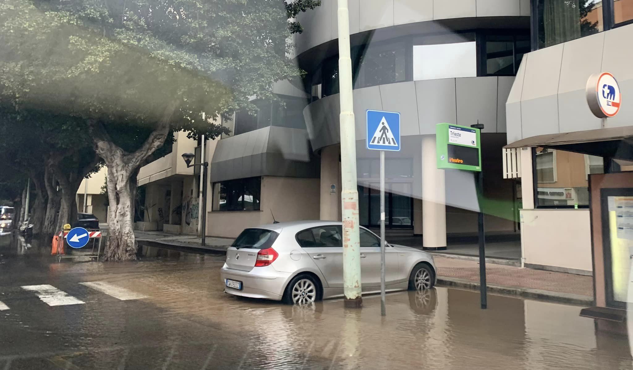 Cagliari, tubo di Abbanoa rotto e viale Trieste allagata: erogazione dell’acqua a singhiozzo a Stampace