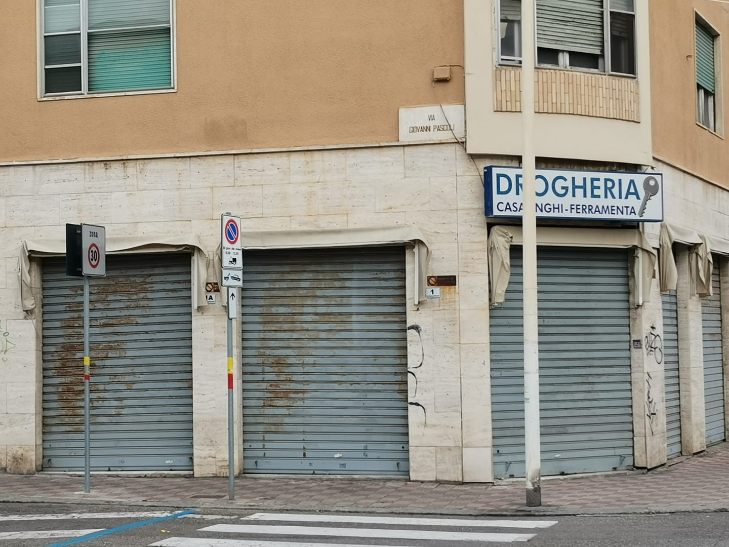 Crisi a Cagliari, chiude dopo 70 anni la drogheria di via Petrarca: “Colpa della grande distribuzione”