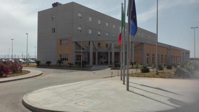 Choc nel carcere di Uta, detenuto algerino si barrica in cella e picchia gli agenti