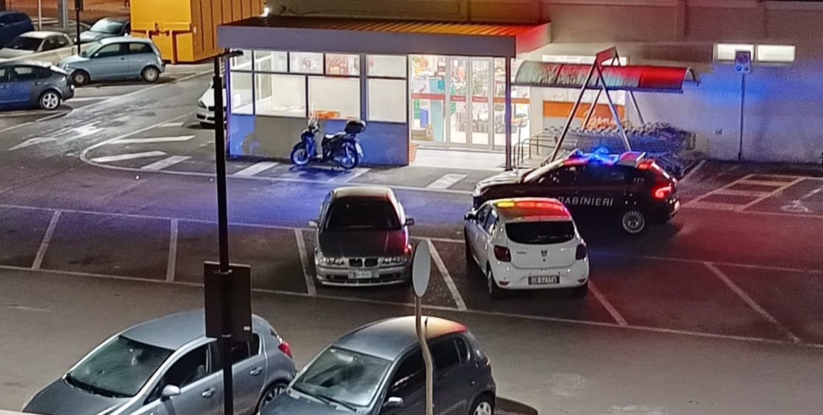 Quartu, ladro di bottiglie fermato e consegnato ai carabinieri da un ambulante senegalese