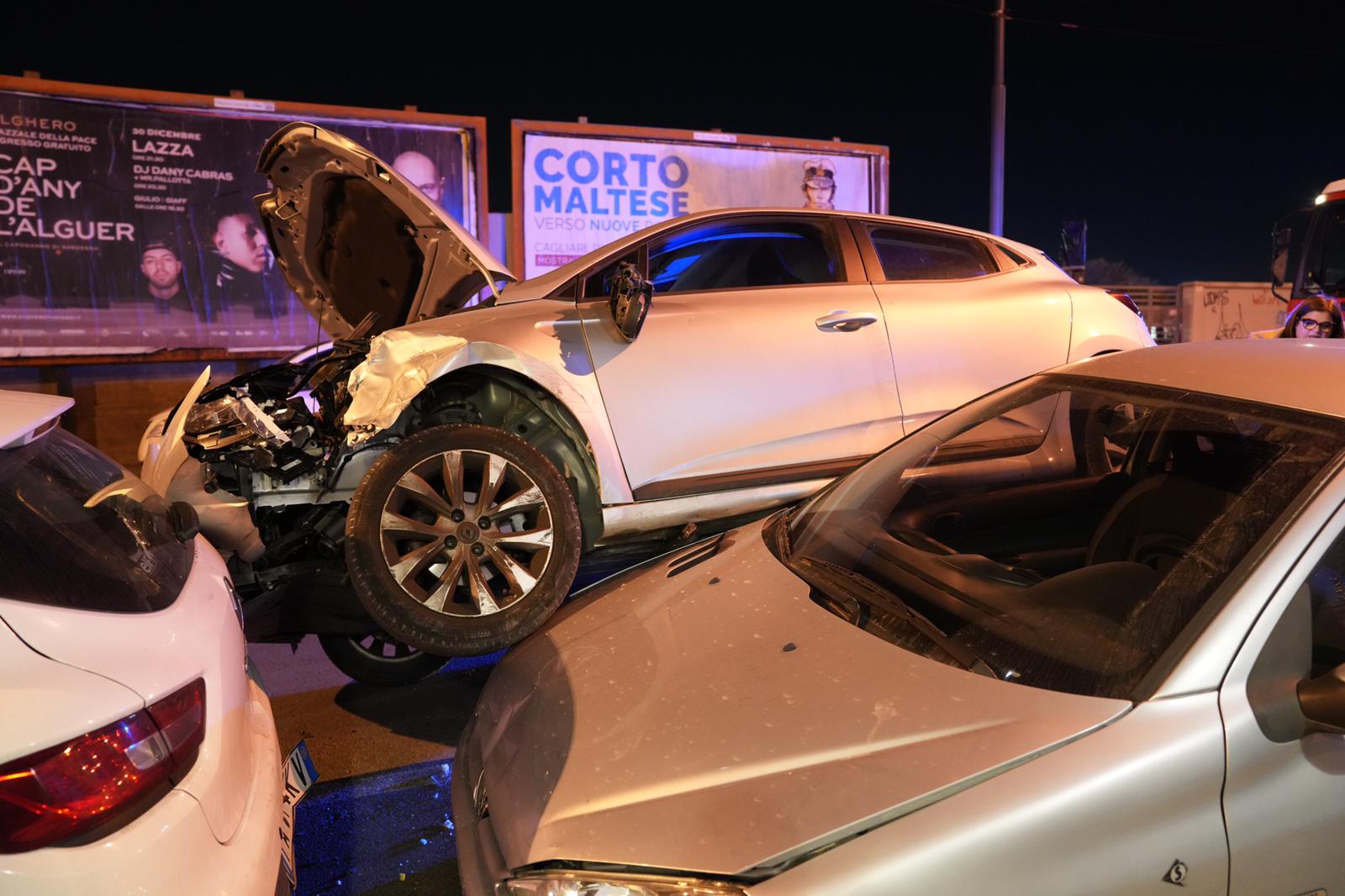 Incidente a Cagliari, perde il controllo e vola sulle auto in sosta: 8 macchine danneggiate