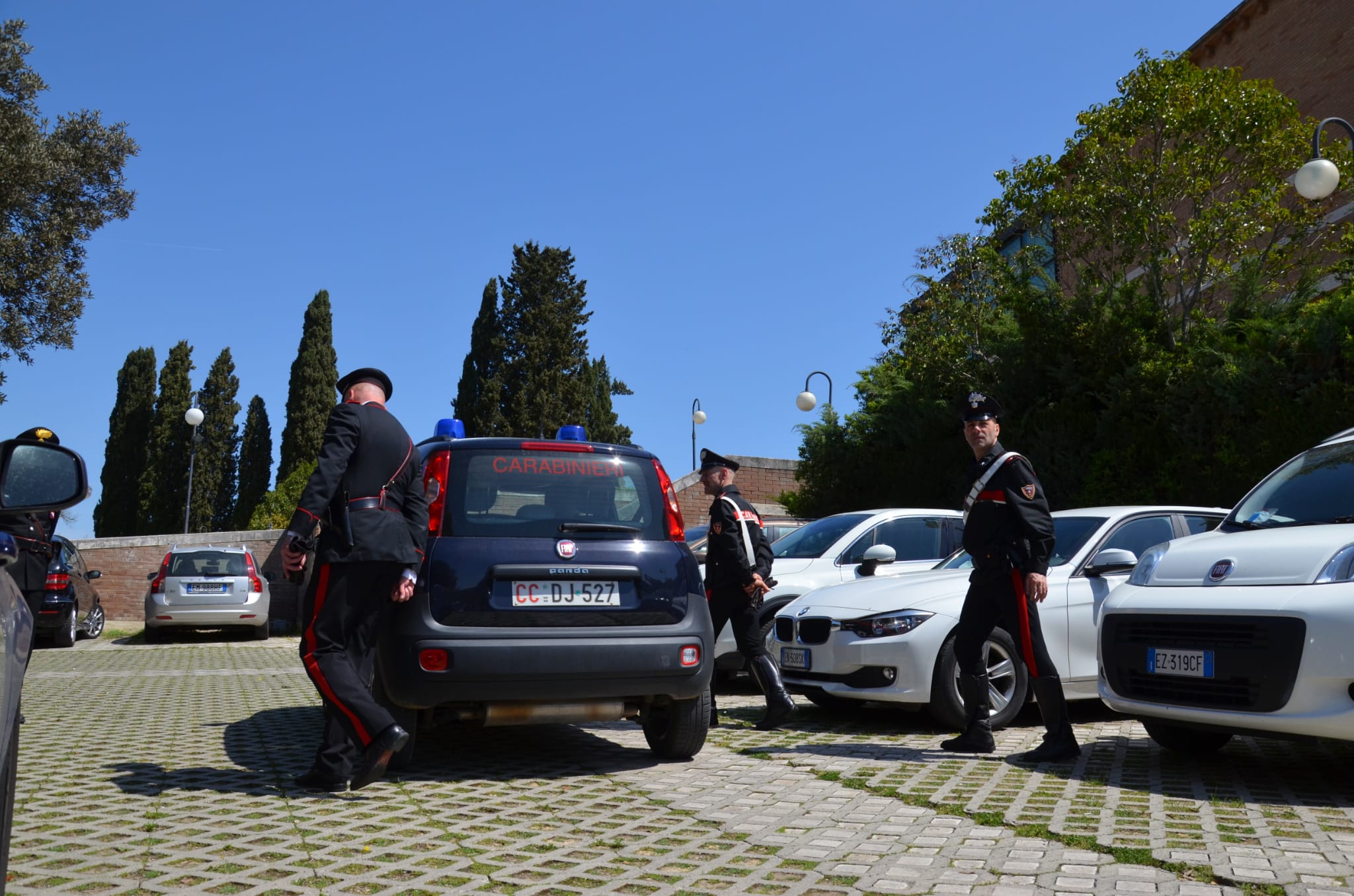 Uta, operaio sorpreso da un cittadino mentre ruba 70 sacchi di cemento da un cantiere: denunciato