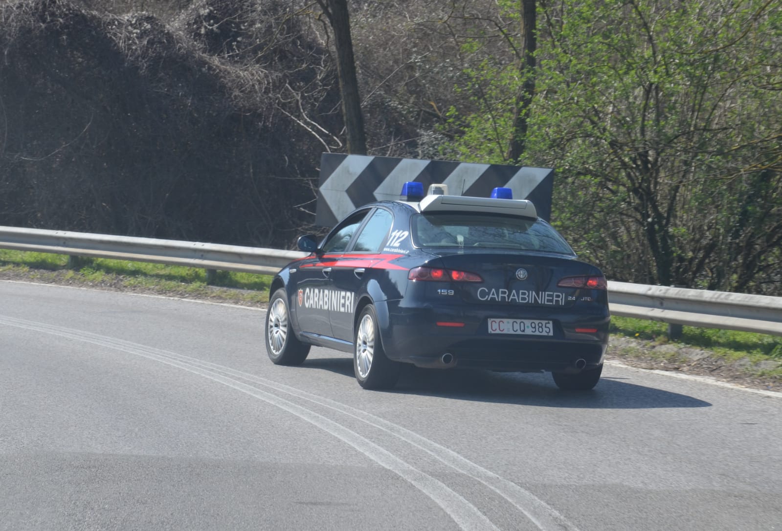 Pugni contro l’auto della ex, poi colpisce quella dei carabinieri e scappa: arrestato 32enne di Serramanna