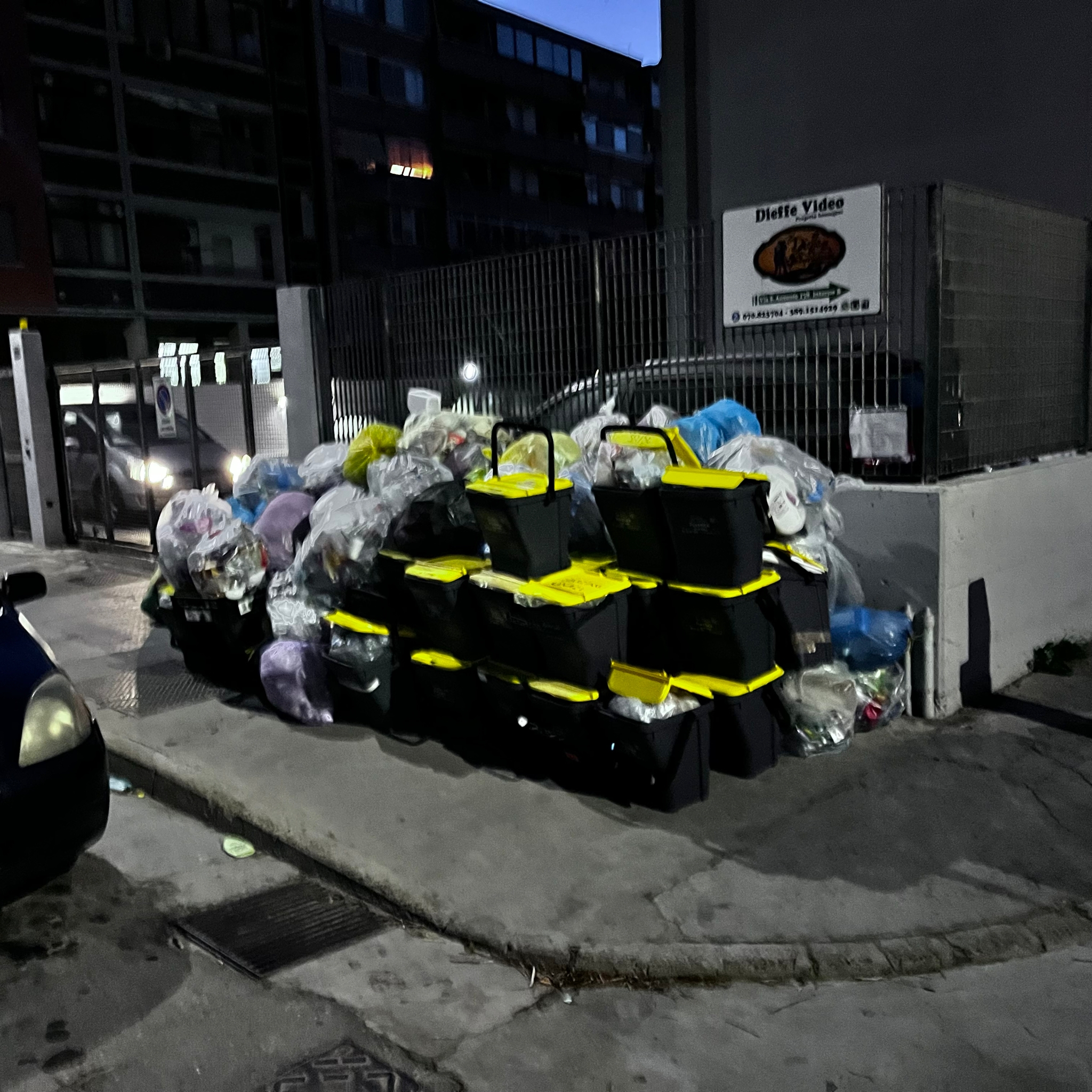 Quartu, mastelli e caos in via Sant’Antonio: “Duecento abitanti ostaggi di rifiuti e topi”