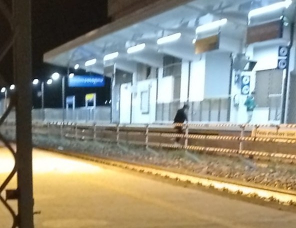 Attraversano i binari quando il treno è in arrivo, giochi pericolosi tra ragazzi a Decimomannu