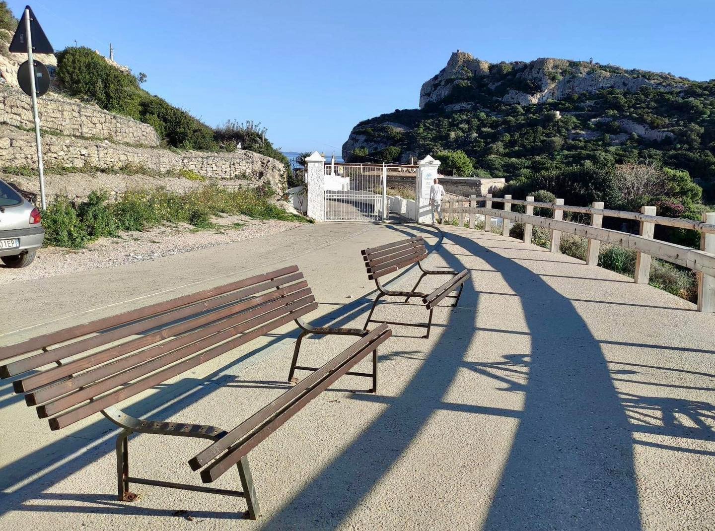 Cagliari, vandali scatenati a Calamosca: distrutte le panchine della passeggiata panoramica