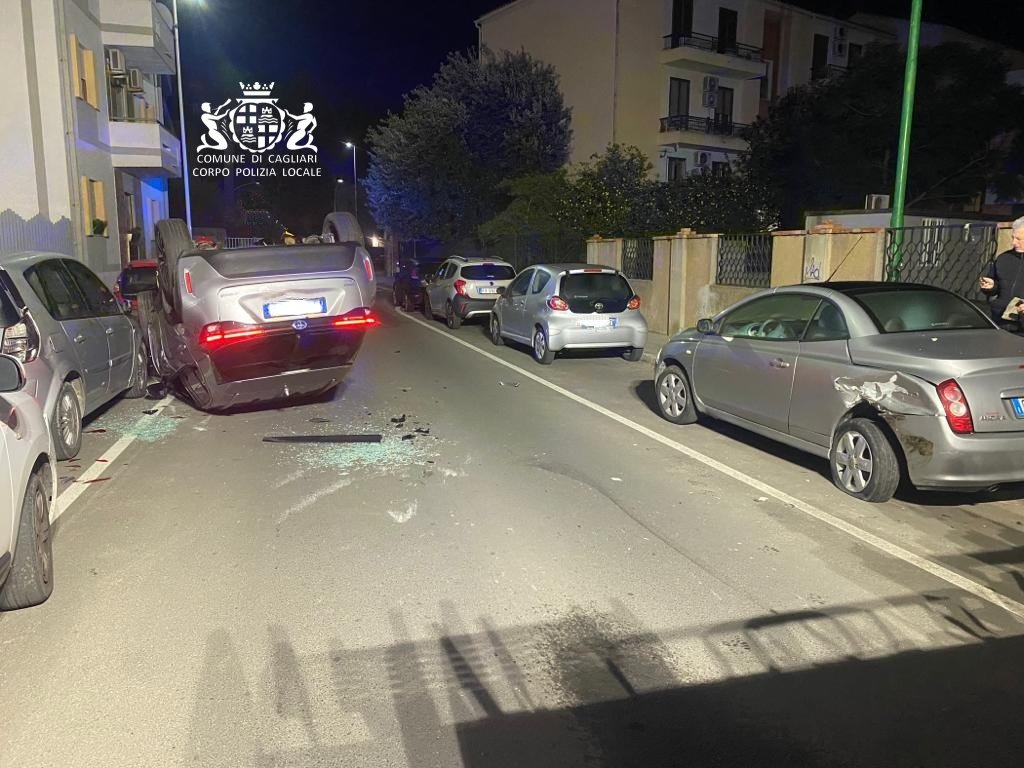Cagliari, colpisce 2 veicoli in sosta e l’auto si ribalta: 38enne in ospedale