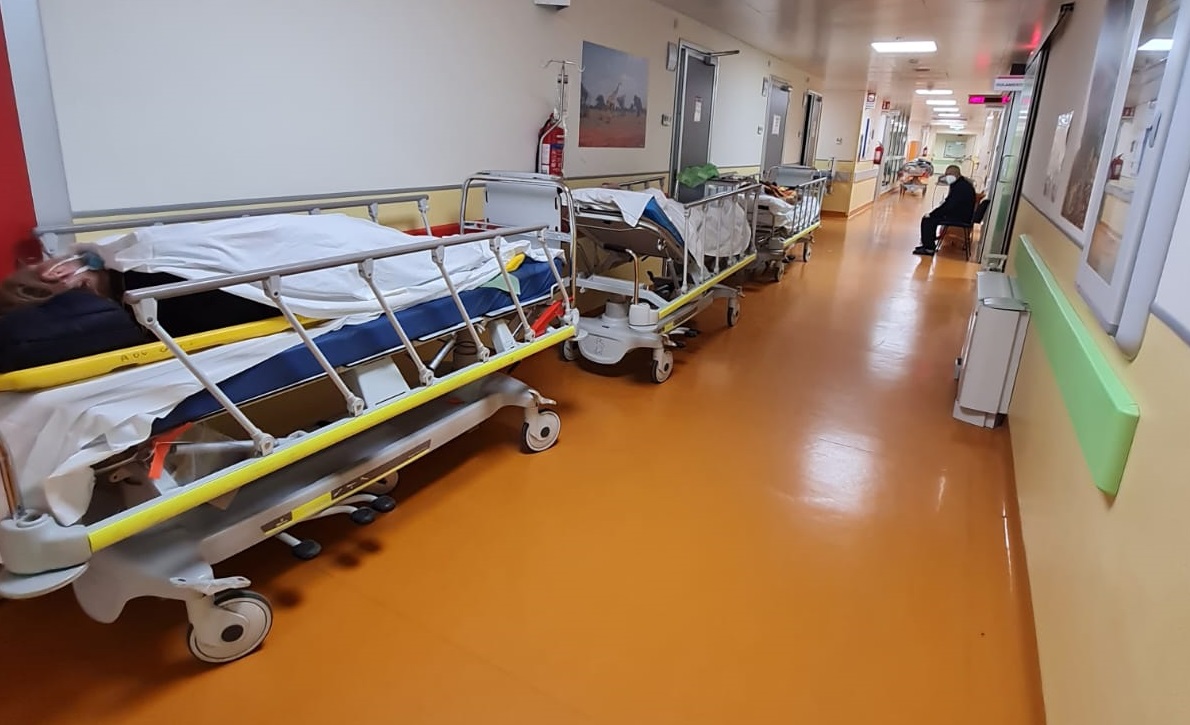 Emergenza al Policlinico: 29 pazienti ricoverati in barella nei corridoi, 11 giorni in attesa di un posto letto