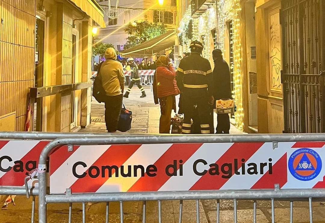 Cagliari, rischio crolli nel cuore della Marina: sbarrate altre palazzine e alcuni ristoranti