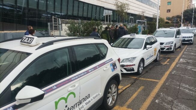 Cagliari, fine della guerra dei taxi: i tassisti espulsi vincono il ricorso