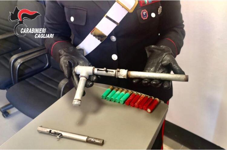 In casa un laboratorio e un arsenale di armi clandestine: arrestato un 60enne a Villanovafranca