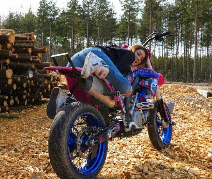 Si chiama Sara: ecco chi è la motociclista che ha “stregato” viale Poetto con le sue impennate (VIDEO)