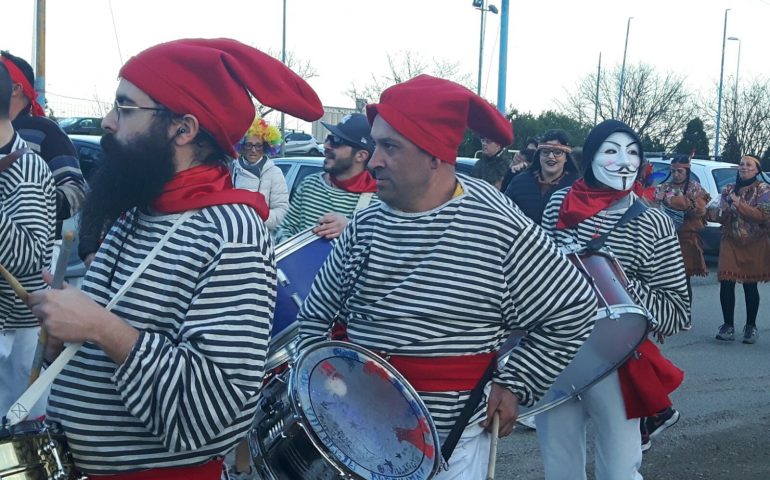 Acquisti e carnevale a Cagliari: i tamburi della ratantira nelle vie dello shopping