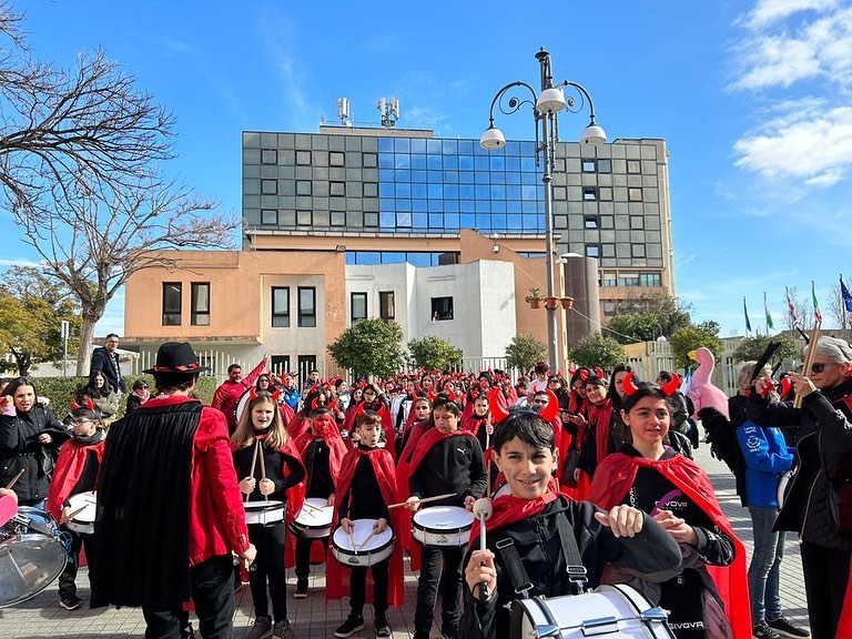 Quartu, i tamburi dei “diavoli” accendono il Carnevale: festa e zeppolata al parco Matteotti