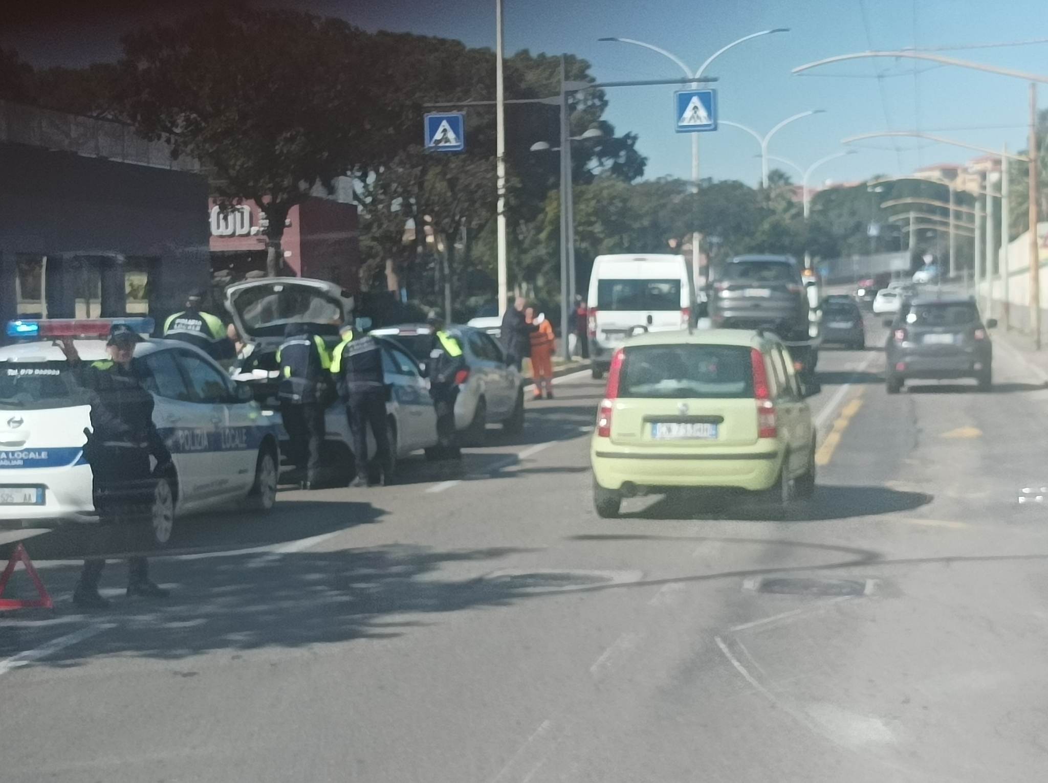 Cagliari, schianto tra 3 auto in viale Poetto: un uomo finisce all’ospedale