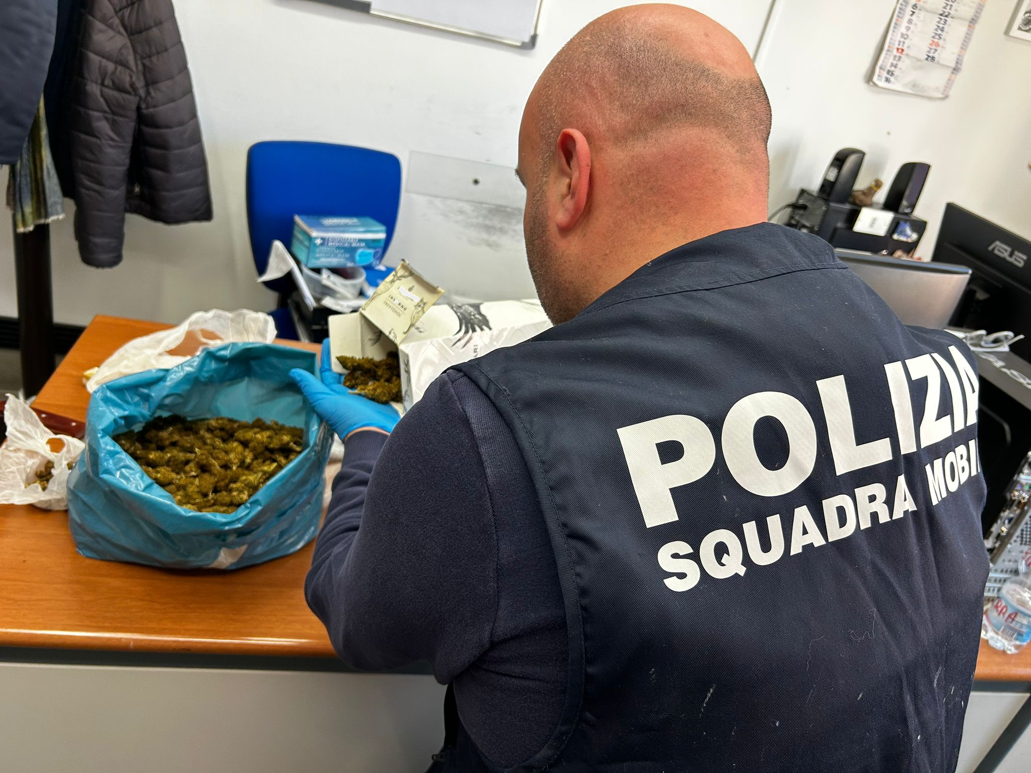 Nascondeva la droga nell’armadio e nella bottiglia di vino Chardonnay: arrestato un 39enne di Cagliari