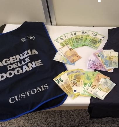 Valuta non dichiarata, sequestri di sabbia e conchiglie, traffico di droga: i numeri dell’Agenzia delle Dogane in Sardegna