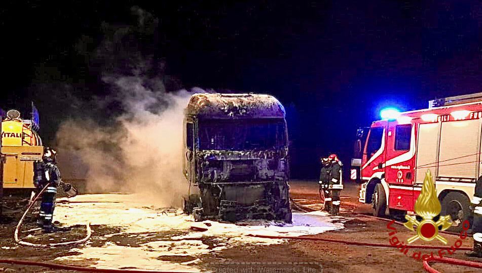 Mezzi da lavoro avvolti dal fuoco nel cantiere Olbia-Sassari: in cenere un furgone e una minipala
