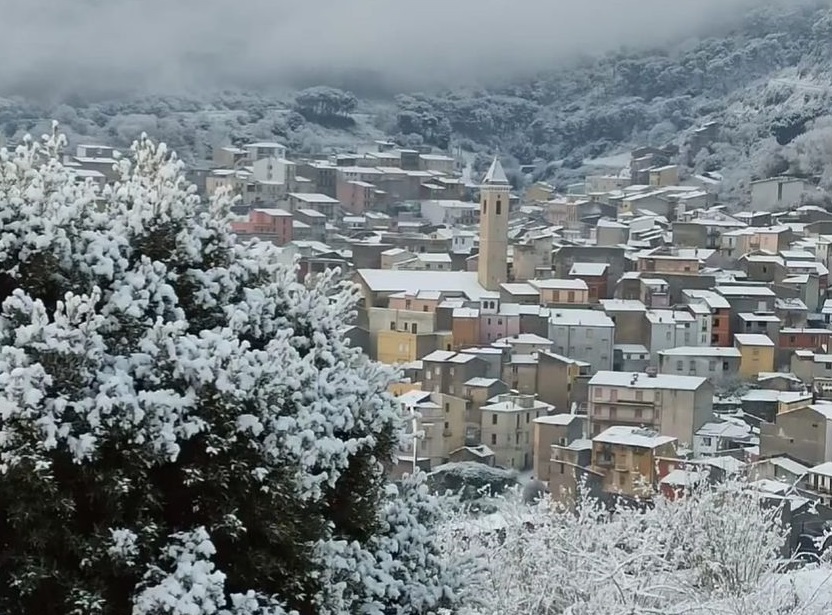 Lo spettacolo della neve in Sardegna: i tetti della Barbagia dipinti di bianco