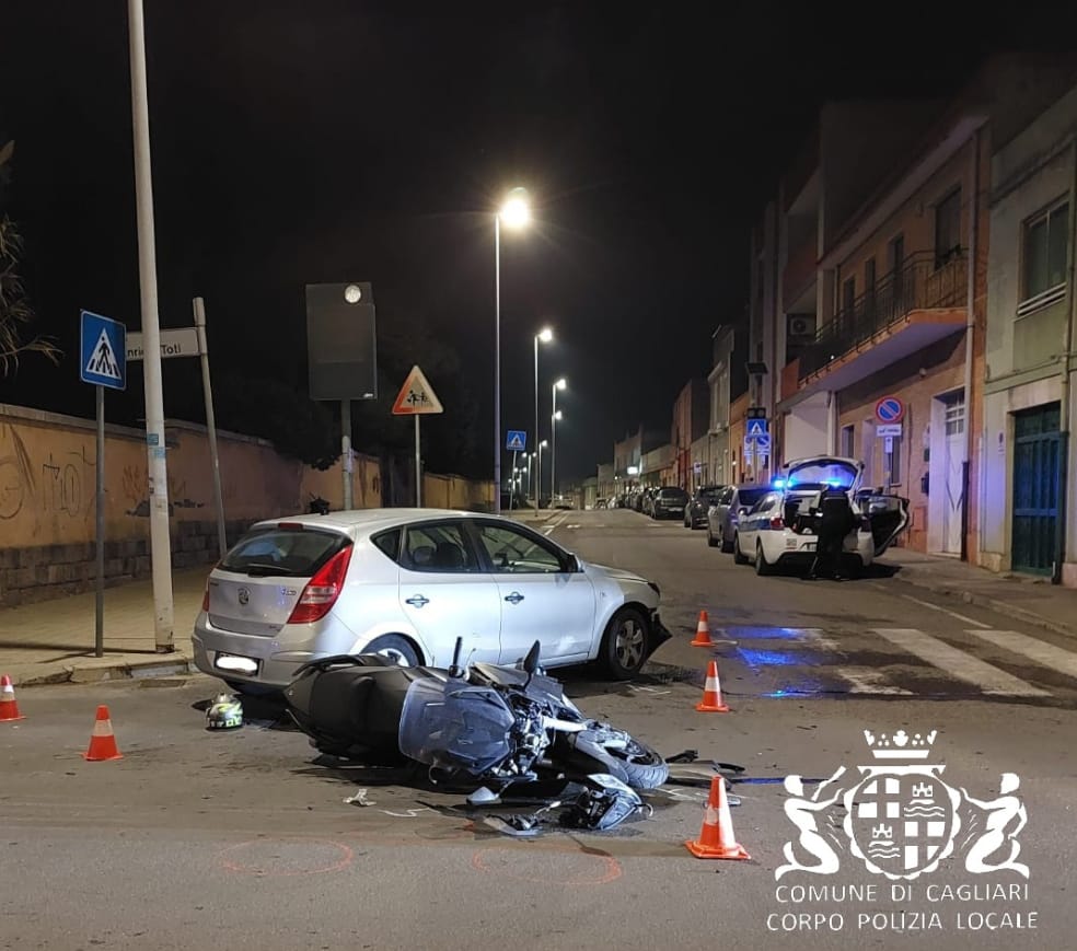 Cagliari, scontro tra un’auto e uno scooter: 20enne in codice rosso