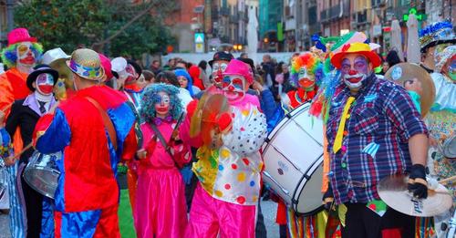 Torna il carnevale a Cagliari: zeppole gratis nelle vie dello shopping e festa della birra in piazza del Carmine