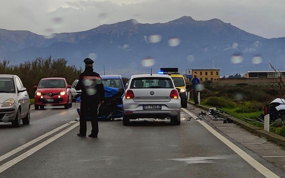 Scontro frontale sulla 195 a Cagliari: un’auto finisce fuori strada, due feriti