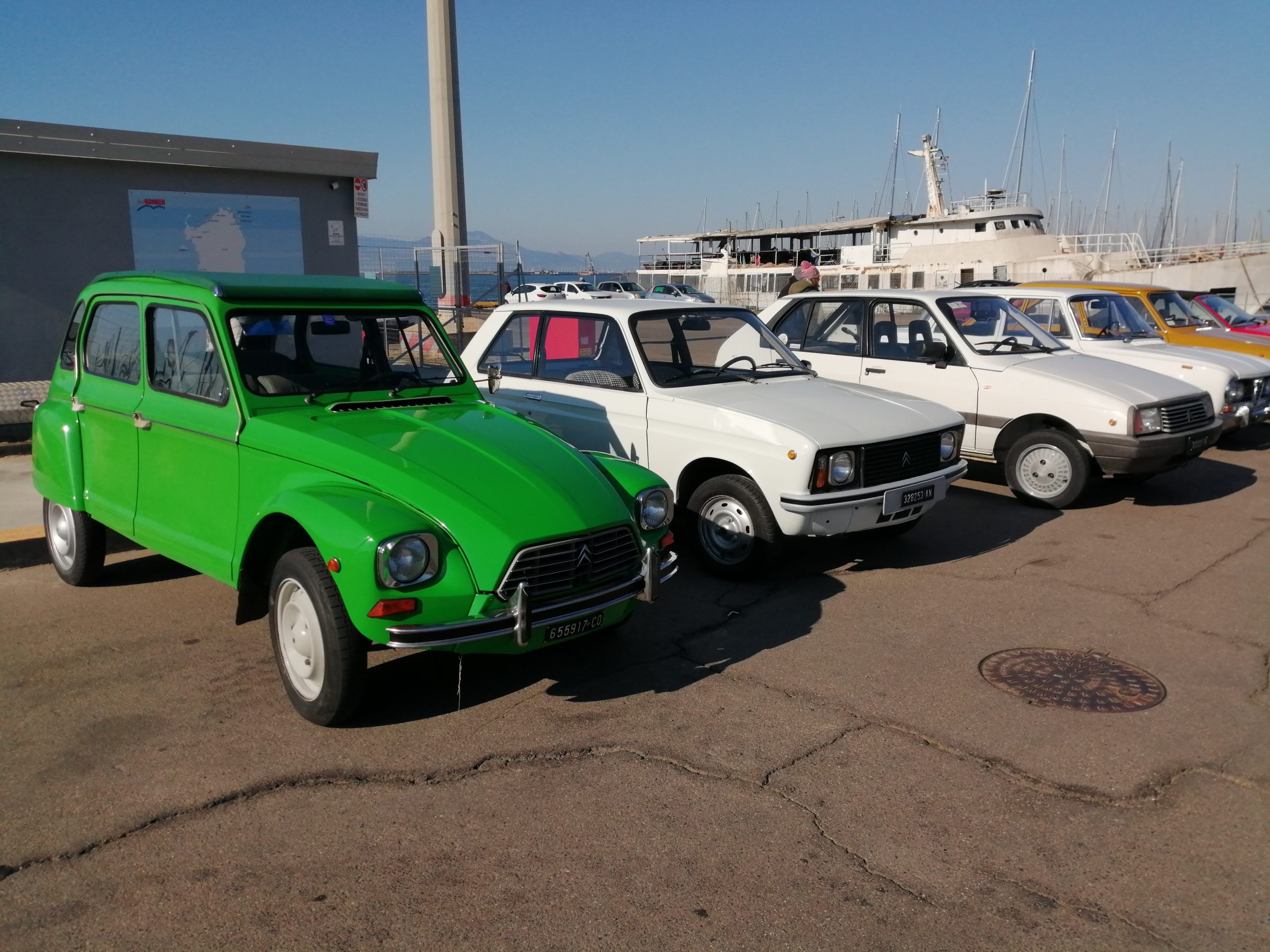 Cagliari, le auto d’epoca stupiscono ancora al molo di Su Siccu