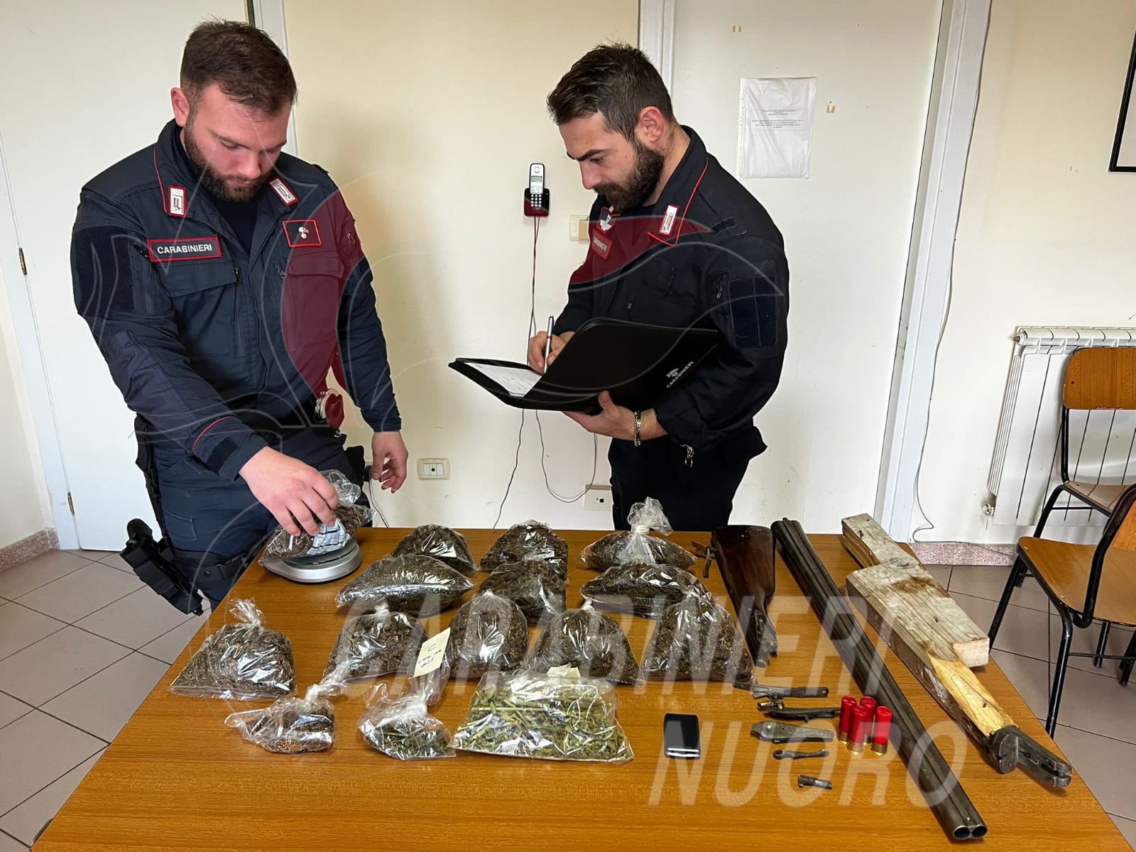 Nascondeva un casa un kg di marijuana e un fucile: arrestato un giovane di Lanusei