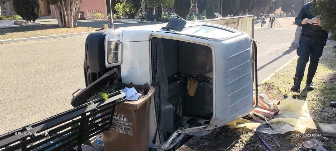 Cagliari, entra al cimitero di San Michele per scorrazzare col furgoncino usato per trasportare le salme e si ribalta