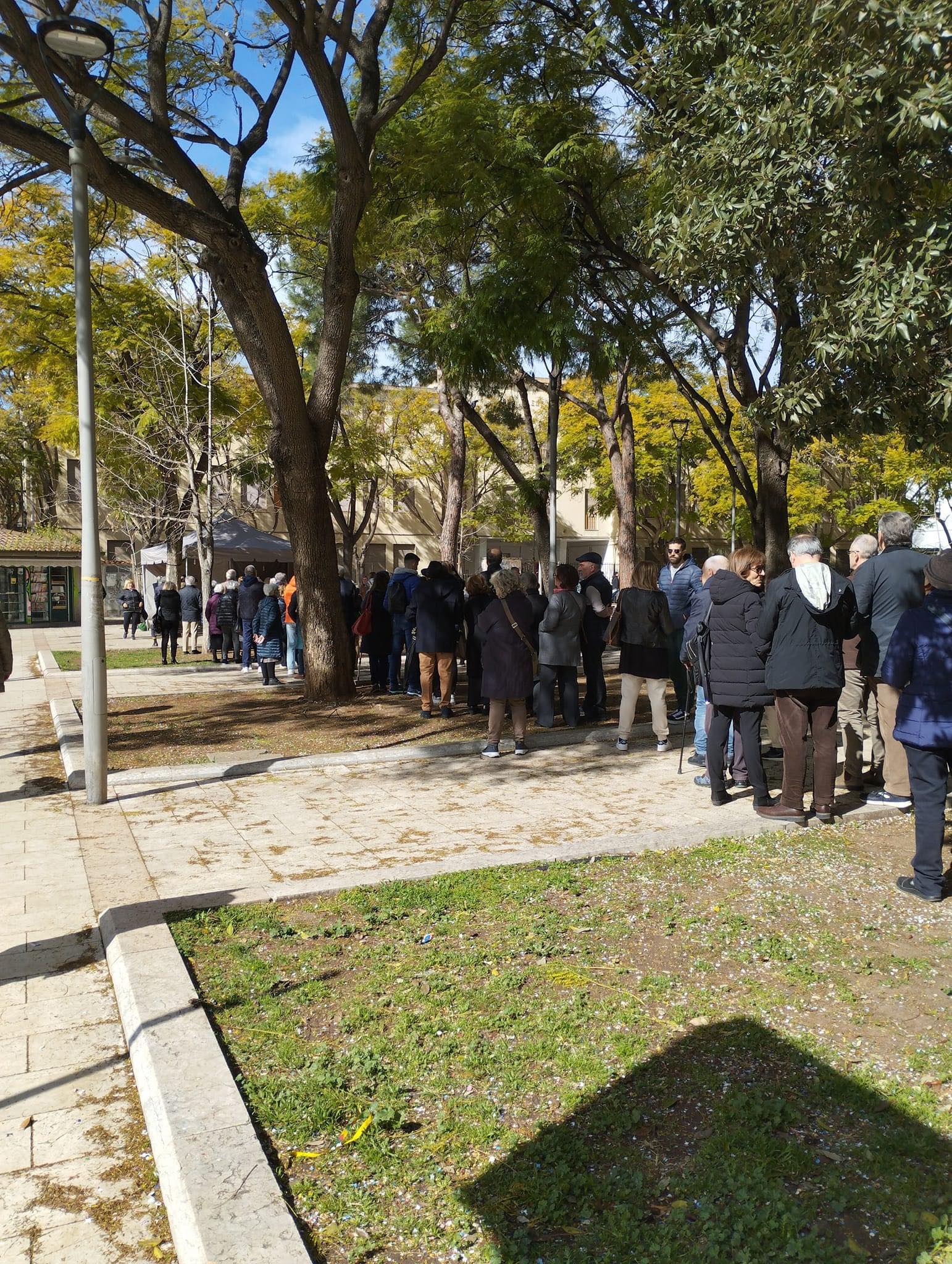 Cagliari, in tanti in fila ai seggi delle primarie del Pd: il duello è tra Bonaccini e Schlein, Comandini contro Meloni