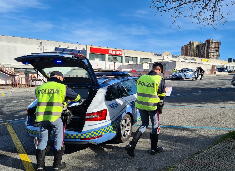 Sulla Ss 554 ubriaco, senza patente e con il permesso di soggiorno scaduto