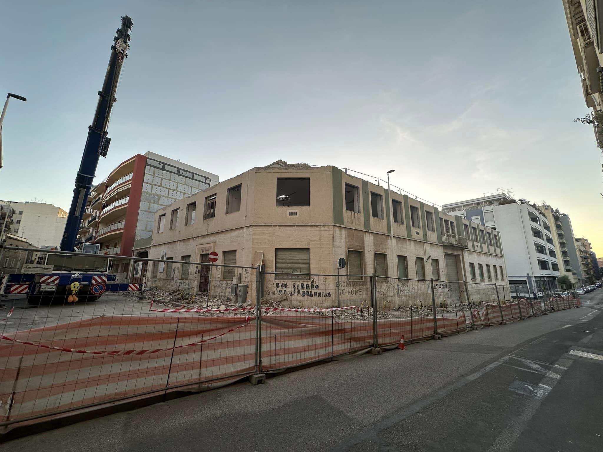 Cagliari, case popolari e negozi a San Benedetto: le ruspe abbattono l’ex scuola di via Boito