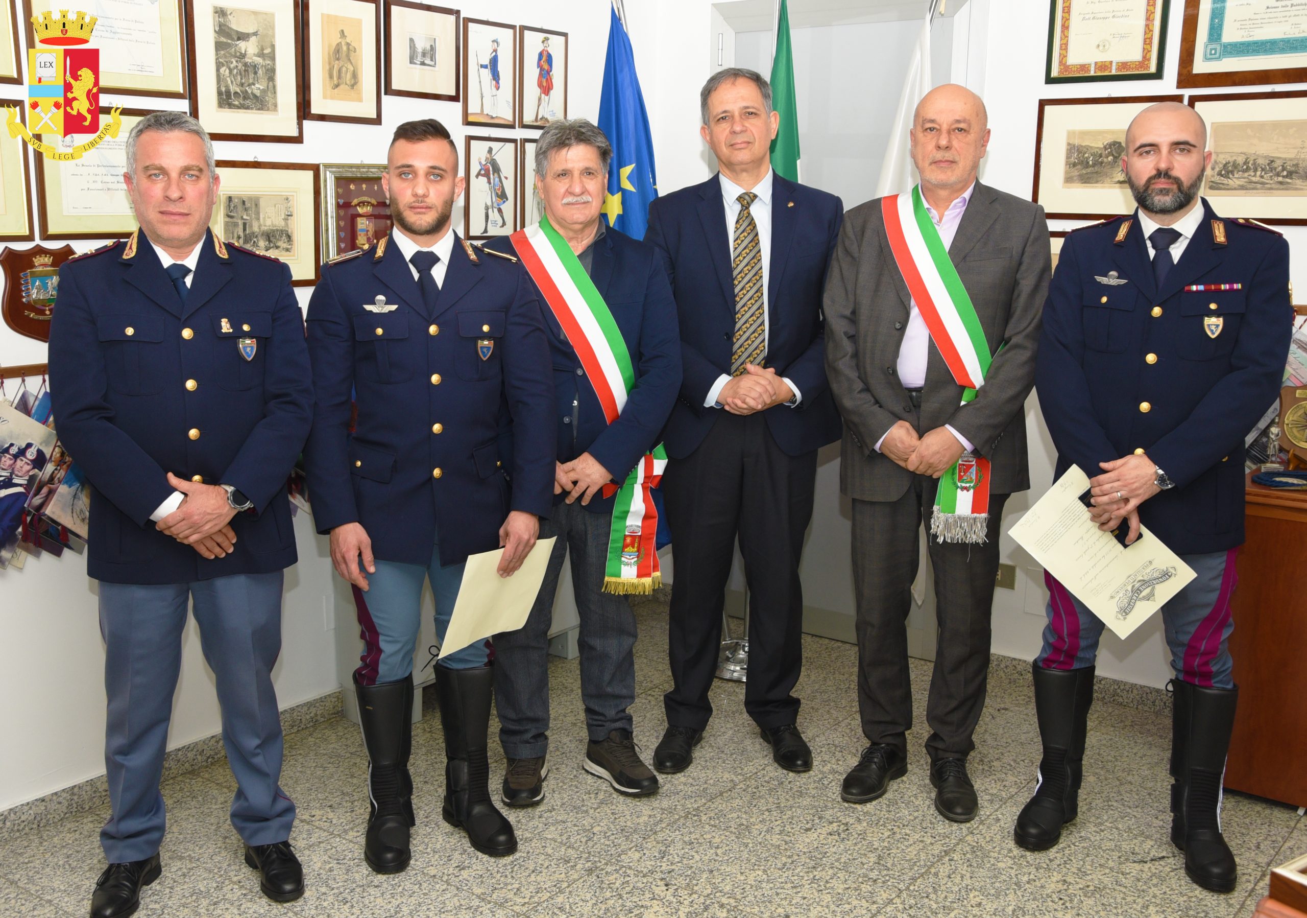 Salvarono la vita a una donna, medaglia d’onore per due poliziotti a Oristano