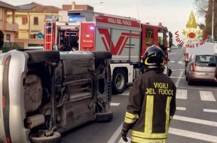 Quartu, auto si ribalta su un fianco nel viale Colombo: intervento dei vigili del fuoco