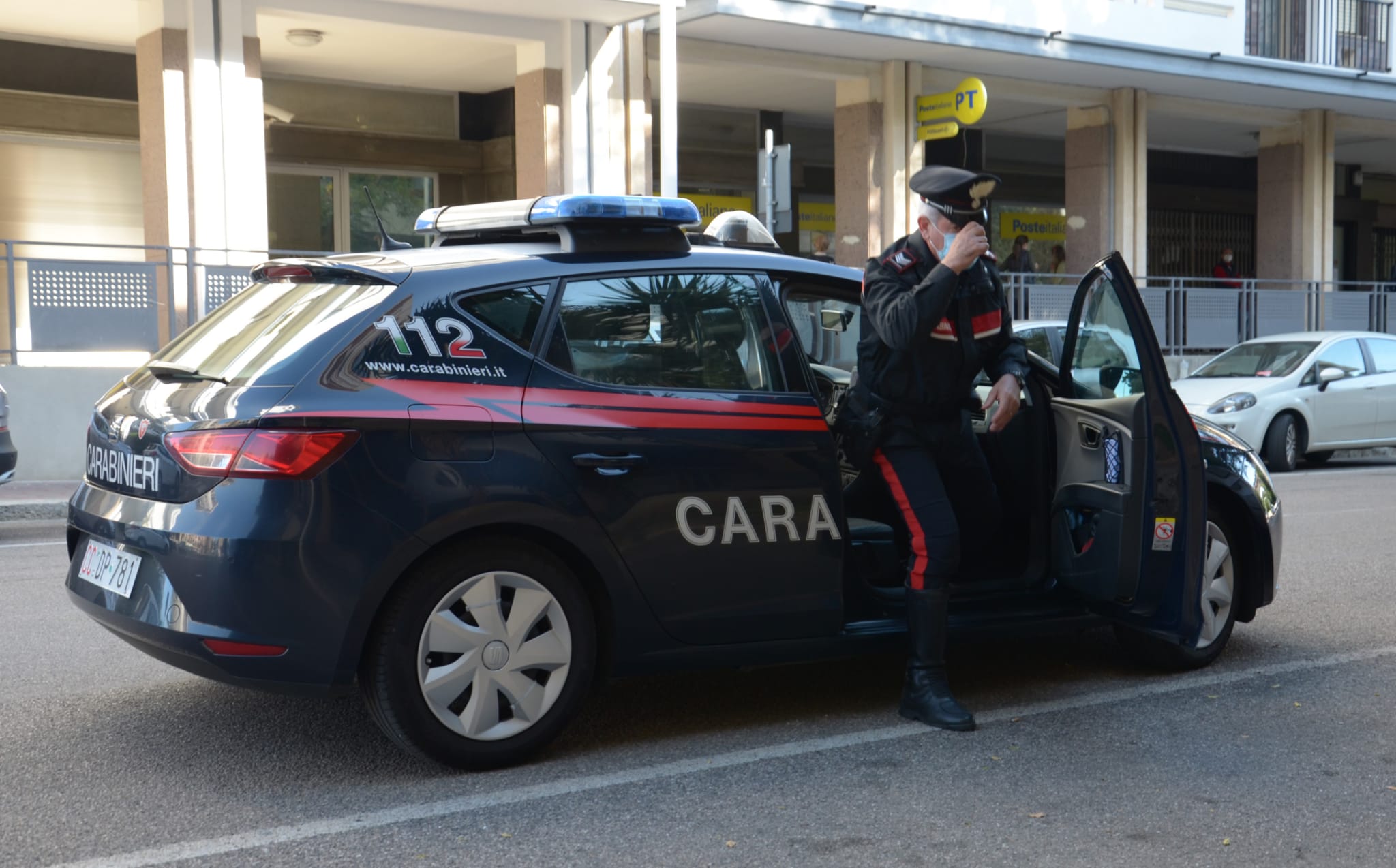Appicca il fuoco all’auto di 2 nigeriani: 60enne di Soleminis minacciato con un coltello e morso sul volto