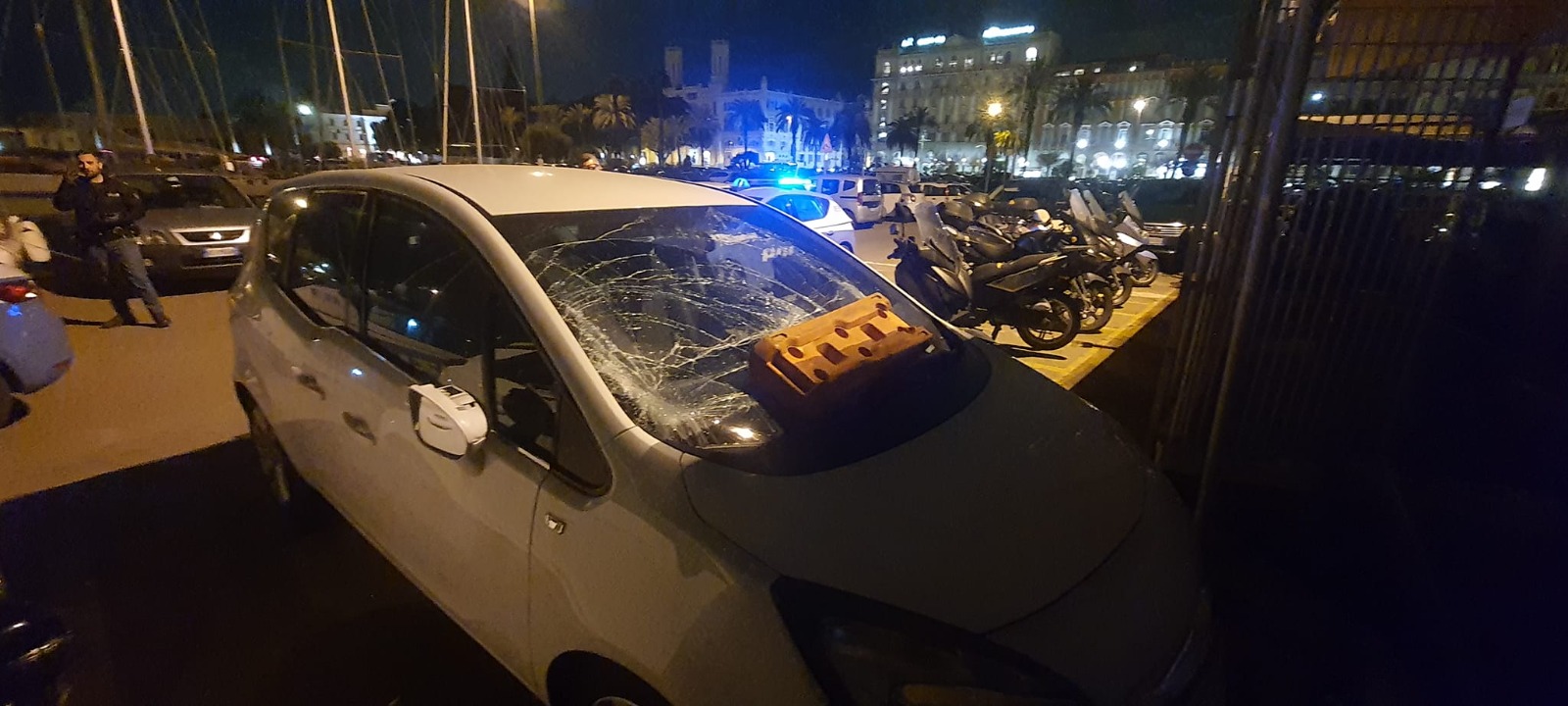 Cagliari, vandali scatenati al porto: devastate le auto dei residenti della Marina