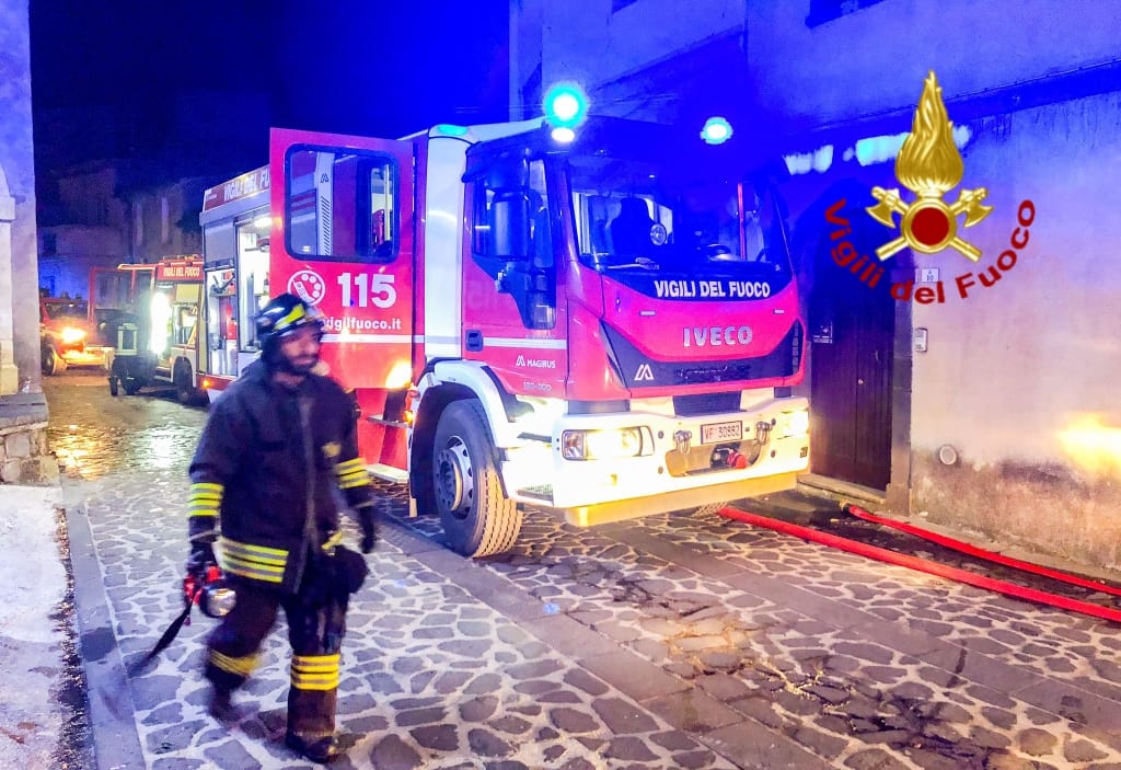 Casa interamente distrutta dal fuoco in Sardegna, i pompieri in battaglia contro le fiamme per 9 ore