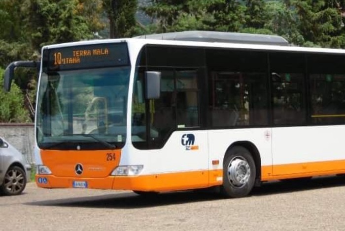 Quartu, follia sul bus del Ctm: un gruppo di giovani spruzza spray urticante