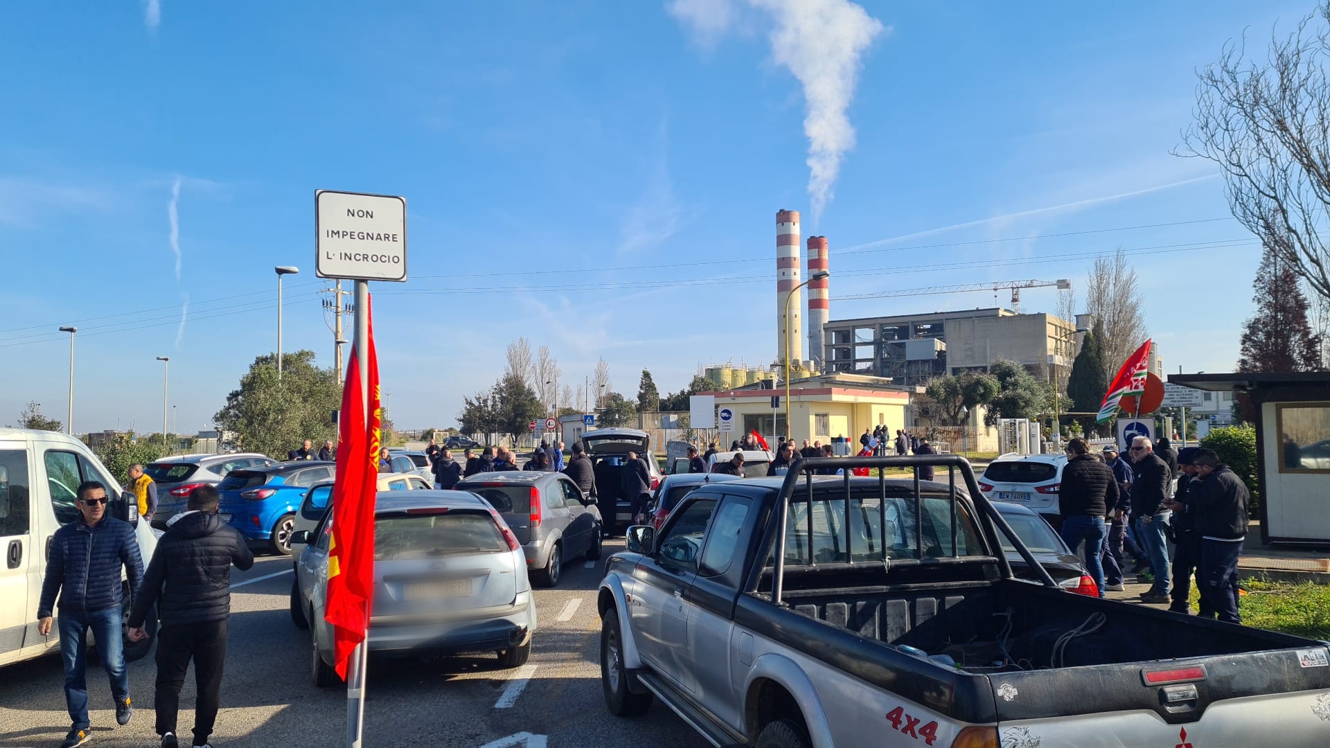 Si sciopera davanti al Tecnocasic: decine di operai incrociano le braccia