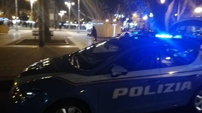 Cagliari, tensione in piazza del Carmine: bimbo di 7 anni strattonato da due stranieri