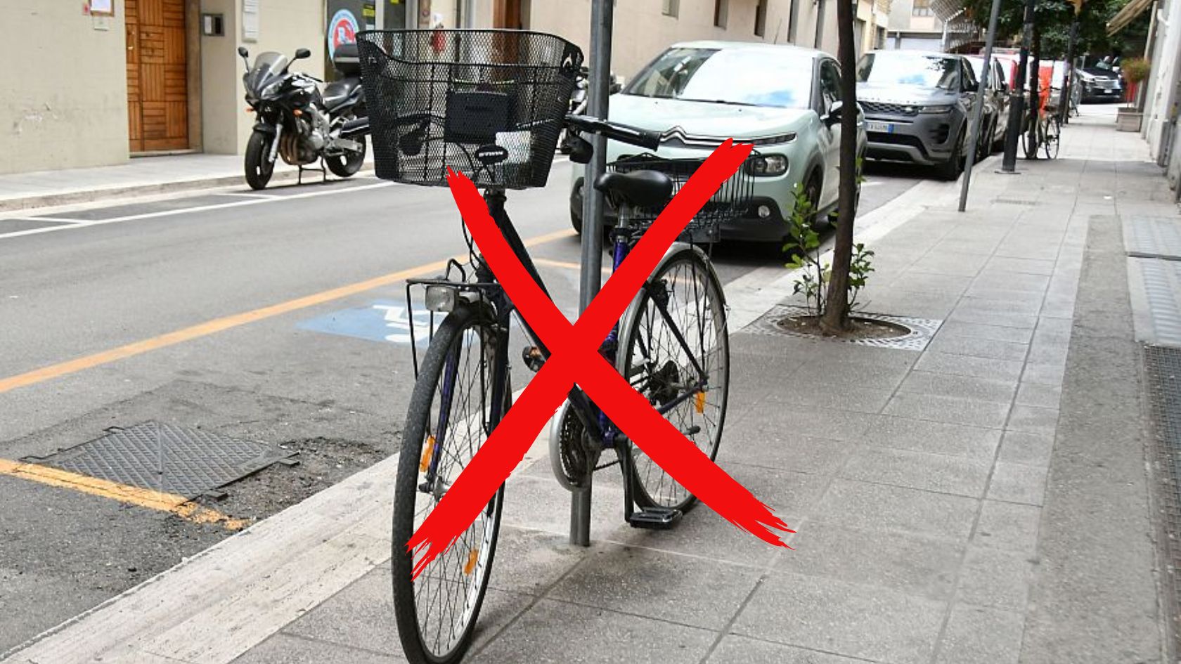 A Cagliari vietato legare le biciclette ai pali, scatta il ricorso al Tar