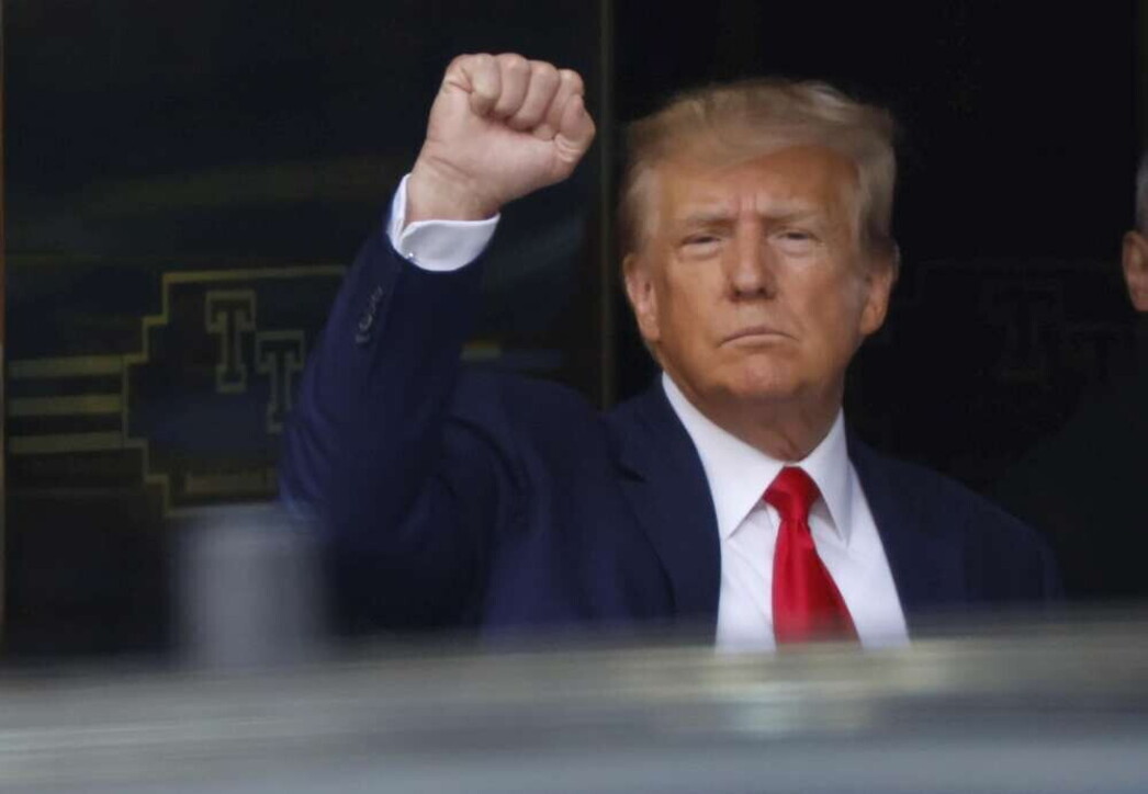 Donald Trump arrivato in tribunale a Manhattan: “Tecnicamente sotto arresto”