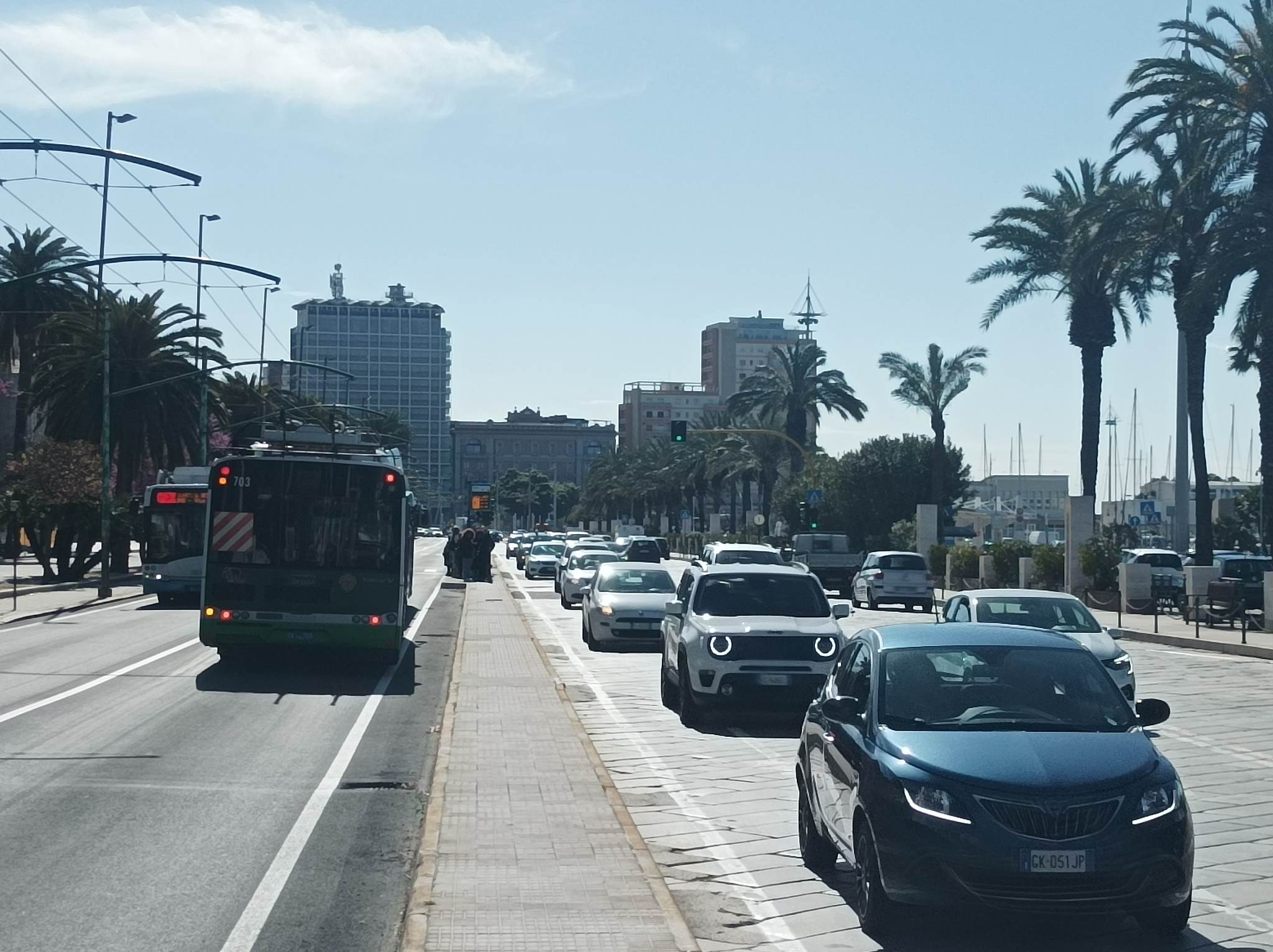 Cagliari, caos traffico nelle ore di punta in via Roma e da luglio tornano i lavori della metro
