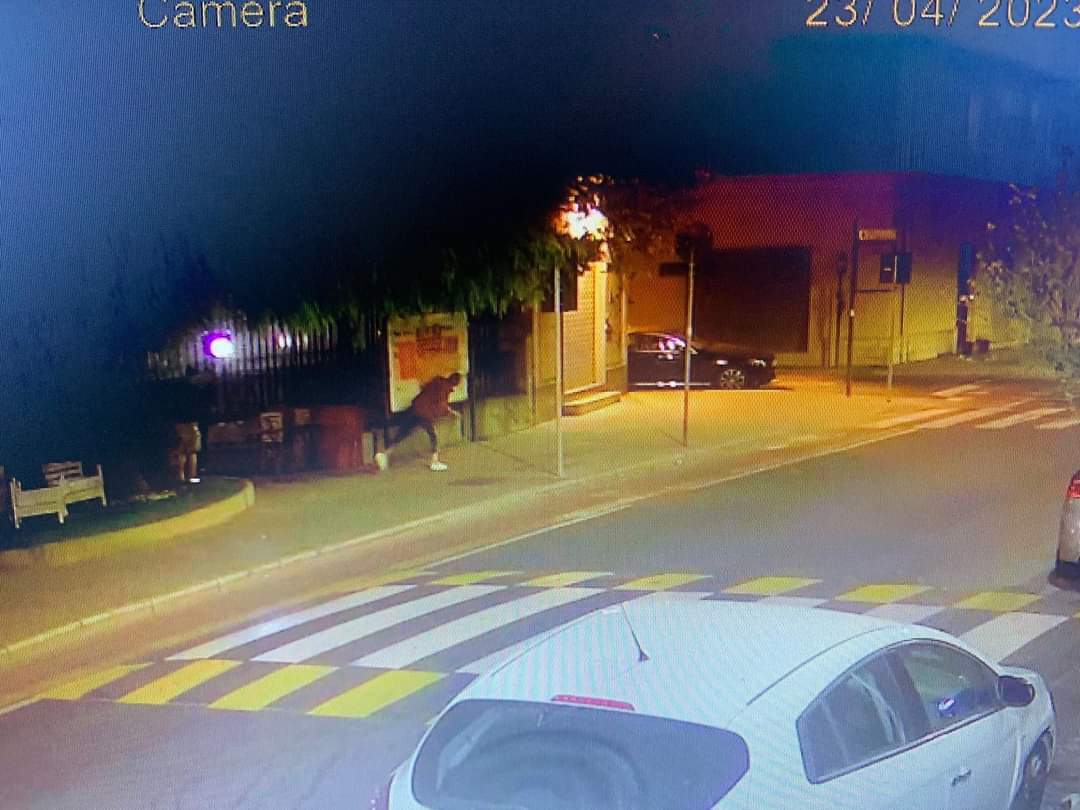 Selargius, banda di ragazzini devasta il bar Hibiscus: “Sedie e tavolini rotti”