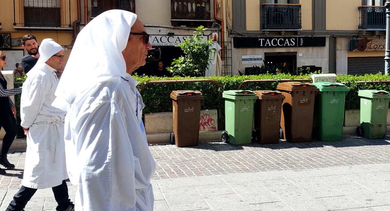 “Pasqua a Cagliari: la processione di Gesù e della Madonna in mezzo ai bidoni dei rifiuti”