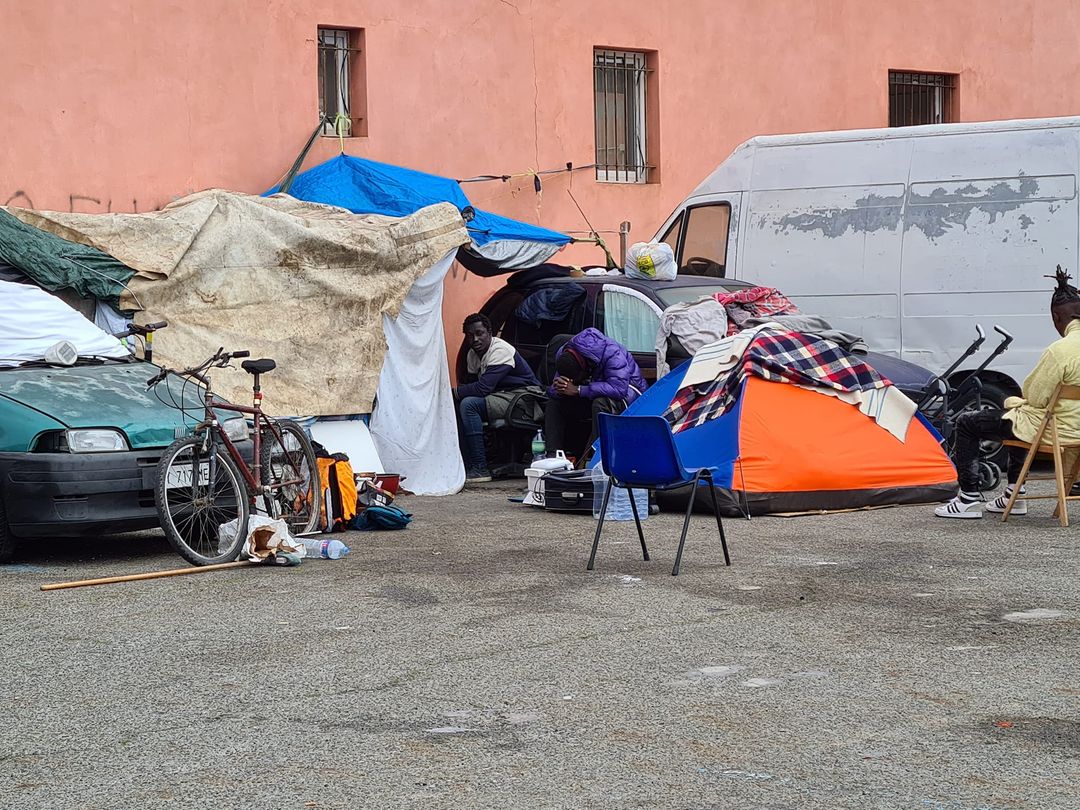 Allarme a Cagliari: “Quaranta migranti accampati in un parcheggio senza acqua e servizi, è disumano”