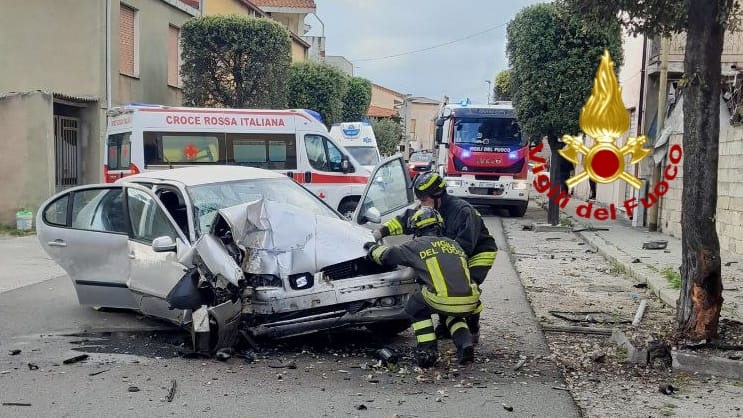 Si schianta con l’auto contro un albero, 45enne in gravi condizioni al Brotzu