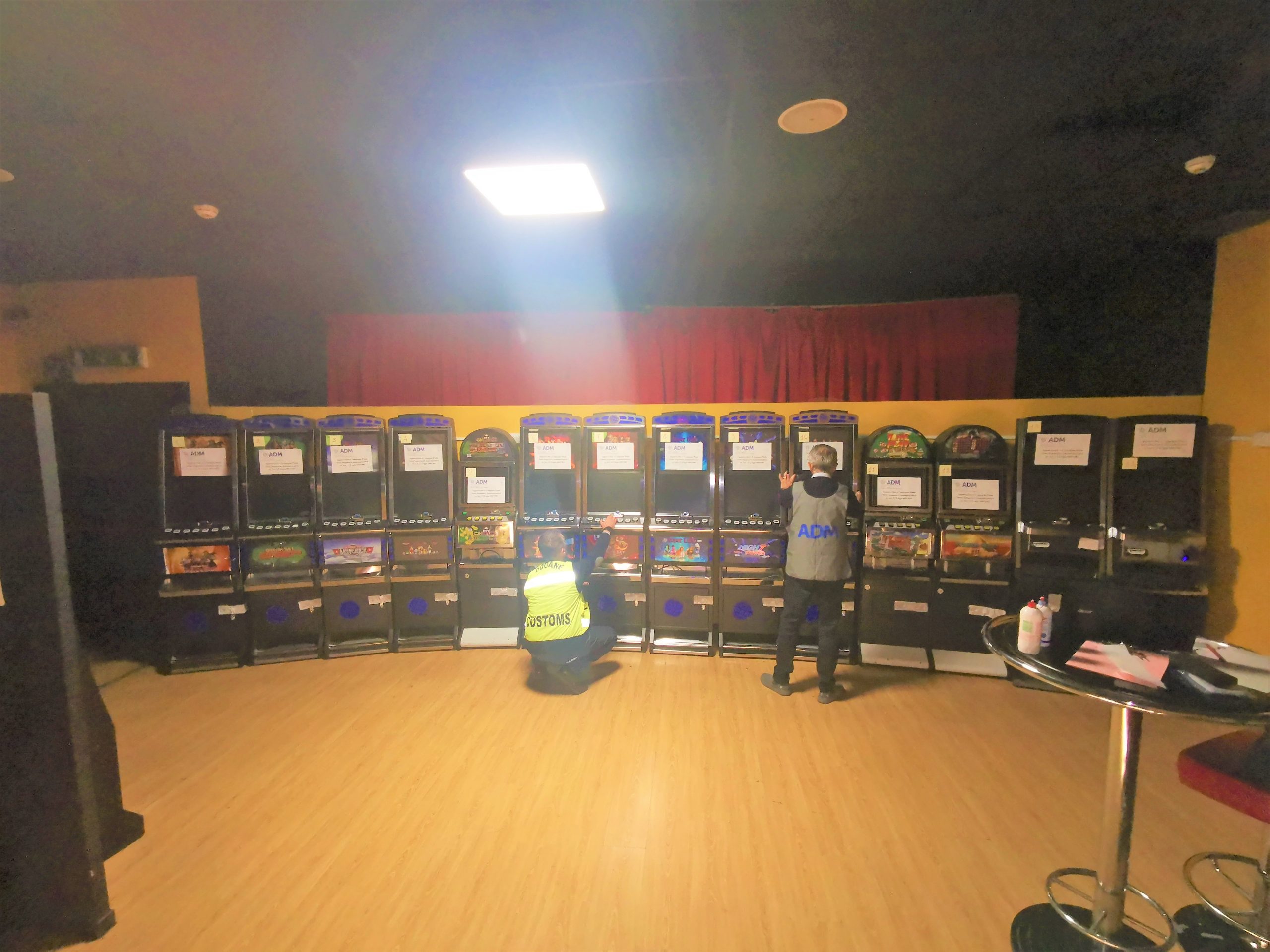 Cagliari, sequestrati 14 videopoker illegali: multa di 154 mila euro al titolare